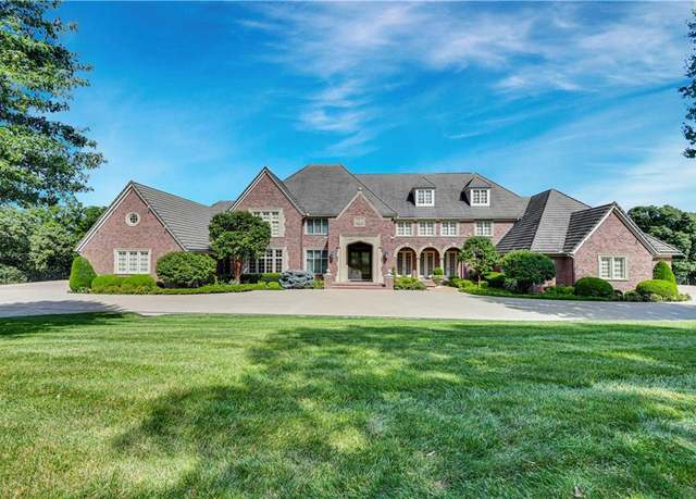 Property at 6001 Julian Dr, Parkville, MO 64152, 6 beds, 10 baths