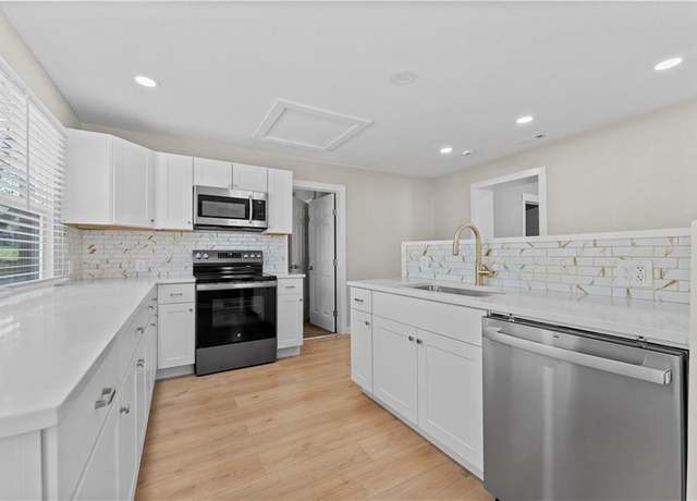 Property at 2110 Aull Ln, Lexington, MO 64067, 3 beds, 2.5 baths