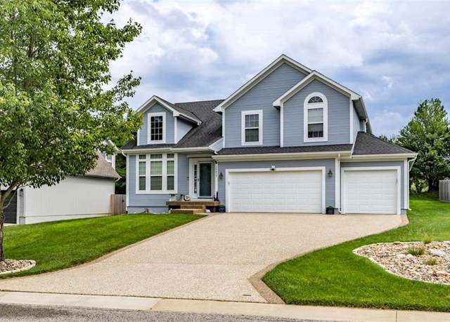 Property at 20827 W 102nd St, Lenexa, KS 66220, 5 beds, 3 baths