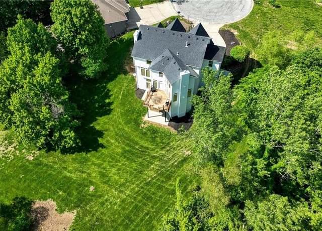 Property at 10223 River Hills Ct, Parkville, MO 64152, 5 beds, 4 baths