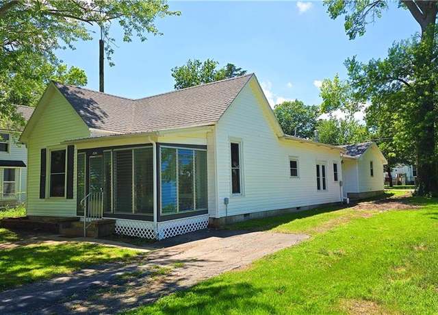 Property at 826 S Judson St, Fort Scott, KS 66701, 3 beds, 1.5 baths