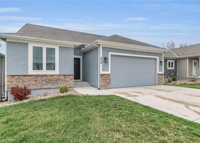 Property at 628 NW 110th St, Kansas City, MO 64155, 3 beds, 3 baths