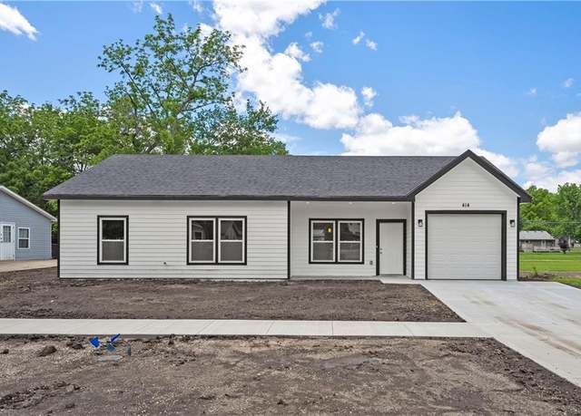 Property at 414 S Poplar St, Ottawa, KS 66067, 3 beds, 2 baths