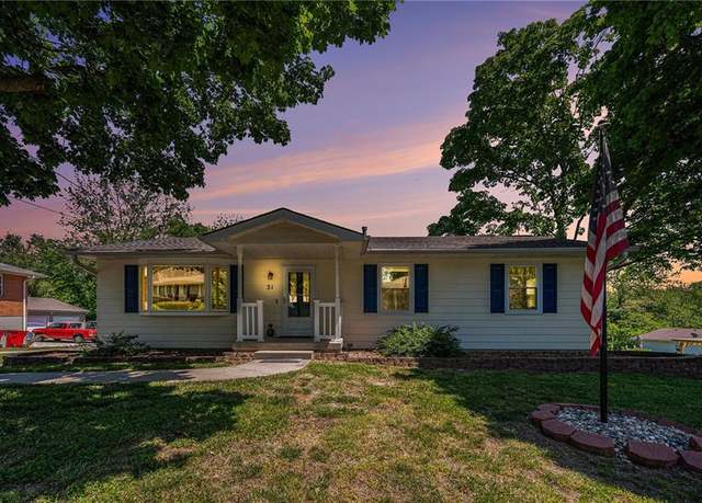 Property at 21 Country Club Ter, Lexington, MO 64067, 3 beds, 1.5 baths