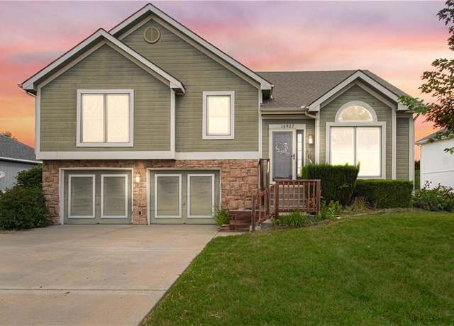 Property at 10927 N Madison Ave, Kansas City, MO 64155, 3 beds, 2.5 baths