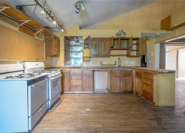 Property at 626 NE 41st Ter, Kansas City, MO 64116, 4 beds, 2.5 baths