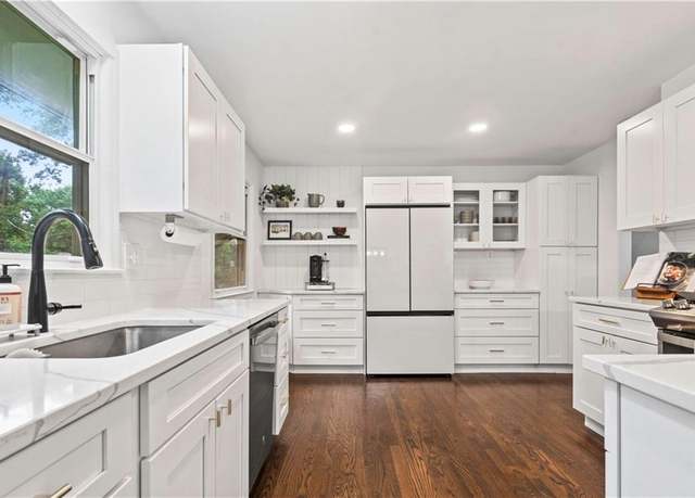 Property at 4 E 113th Ter, Kansas City, MO 64114, 4 beds, 2.5 baths