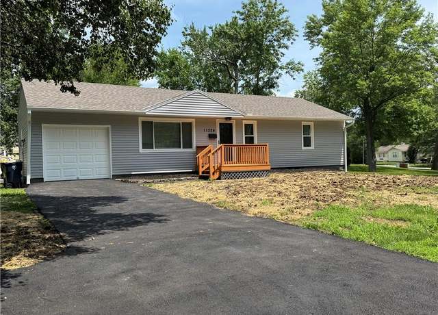 Property at 11324 Greenwood Rd, Kansas City, MO 64134, 3 beds, 2 baths