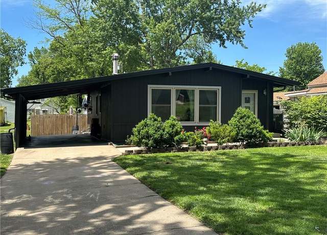 Property at 916 N Cedar St, Ottawa, KS 66067, 4 beds, 2 baths