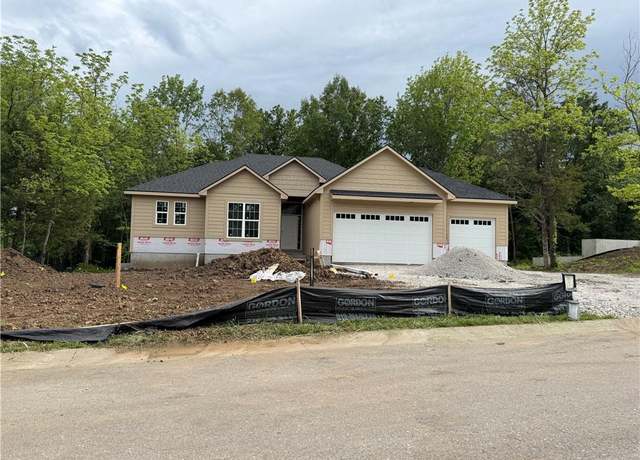 Property at 303 SW 17th St, Oak Grove, MO 64029, 3 beds, 2 baths