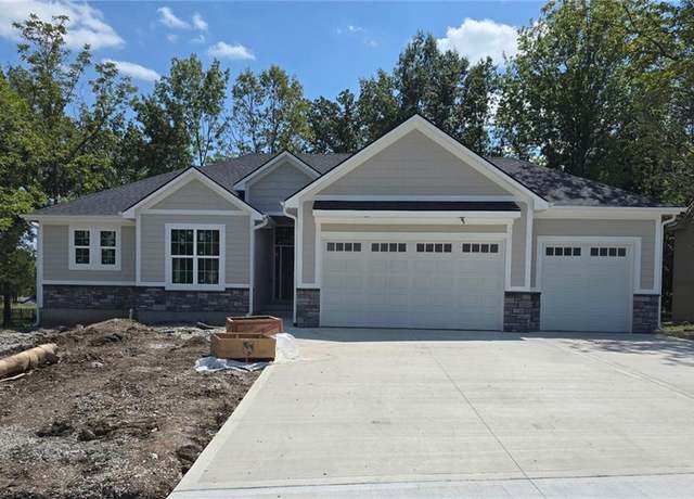 Property at 303 SW 17th St, Oak Grove, MO 64029, 3 beds, 2 baths