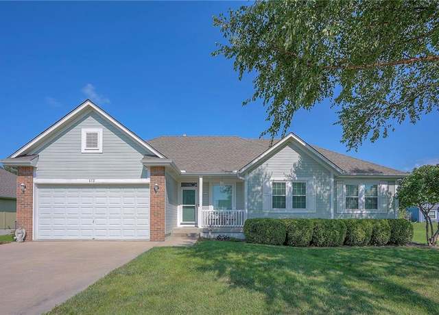 Property at 612 Country Ln, Raymore, MO 64083, 3 beds, 2 baths