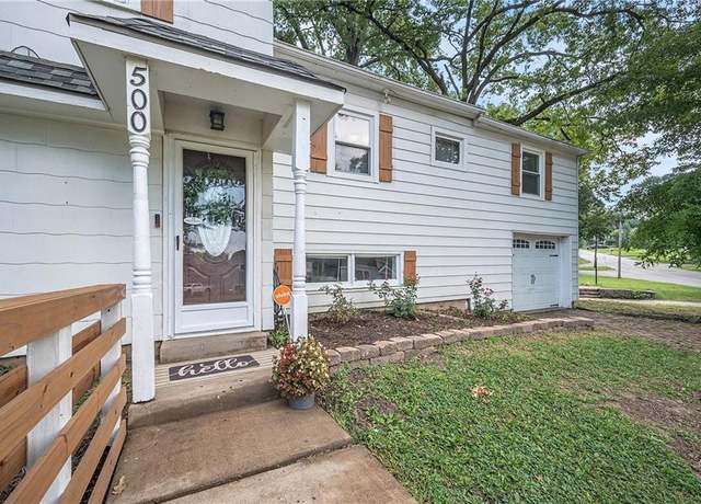 Property at 500 NE 44th St, Kansas City, MO 64116, 3 beds, 2 baths