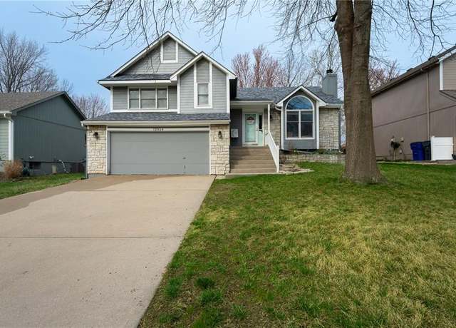 Property at 12464 S Mullen Cir, Olathe, KS 66062, 3 beds, 2 baths