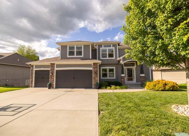 Property at 2824 NE Parkview Ln, Lee's Summit, MO 64086, 5 beds, 4.5 baths