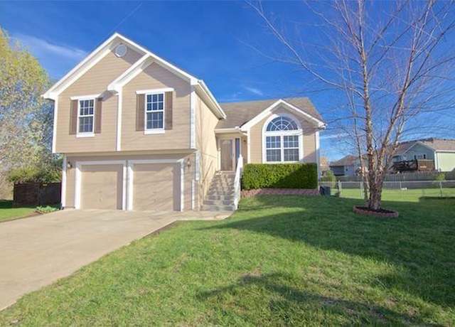 Property at 304 Givan Ct, Belton, MO 64012, 3 beds, 2.5 baths