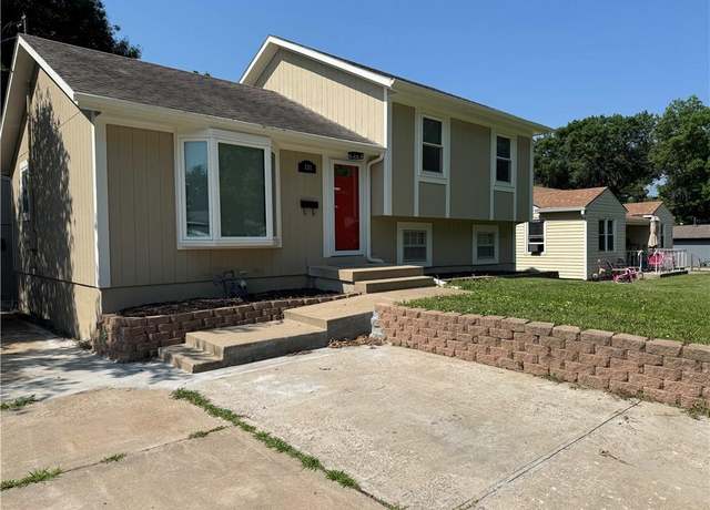 Property at 531 E Spruce St, Olathe, KS 66061, 3 beds, 2.5 baths