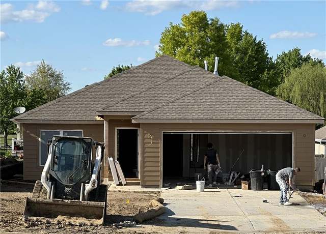 Property at 2125 Brook Ridge Cir, Tonganoxie, KS 66086, 3 beds, 2 baths