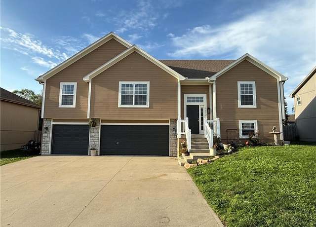 Property at 1112 Creekside Ct, Raymore, MO 64083, 4 beds, 3 baths