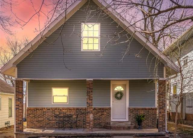 Property at 1924 S 24th St, St Joseph, MO 64507, 4 beds, 2 baths