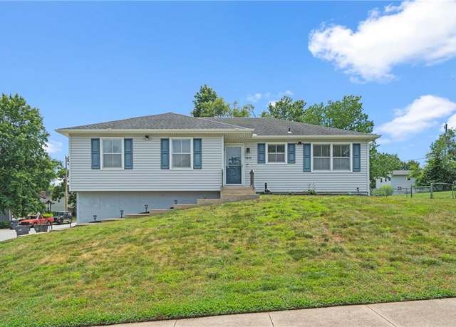 Property at 1401 W Prairie St, Olathe, KS 66061, 3 beds, 3 baths