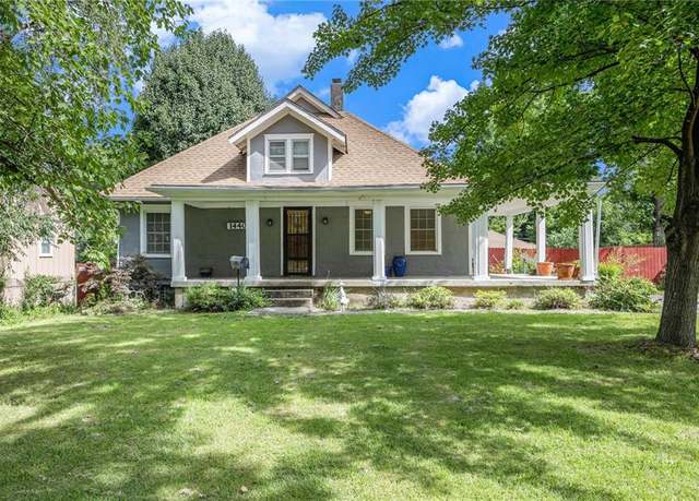 Property at 1440 E 78th St, Kansas City, MO 64131, 3 beds, 2 baths