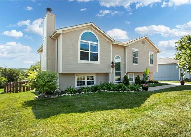 Property at 1906 Chestnut Dr, Pleasant Hill, MO 64080, 3 beds, 2 baths