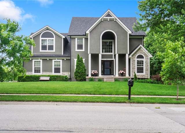 Property at 811 Claywoods Dr, Liberty, MO 64068, 5 beds, 3.5 baths