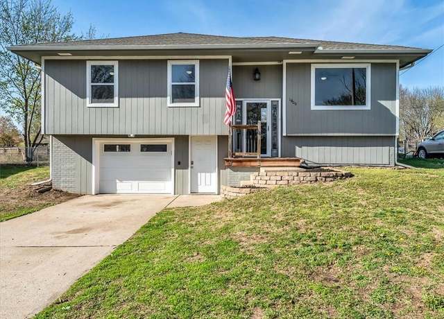 Property at 1900 Parkwood Dr, Harrisonville, MO 64701, 3 beds, 2 baths