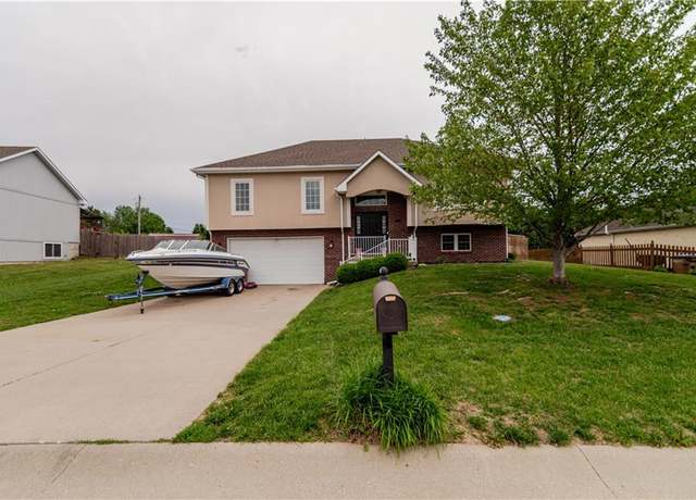 Property at 1702 Arrowhead Dr, Atchison, KS 66002, 4 beds, 3 baths