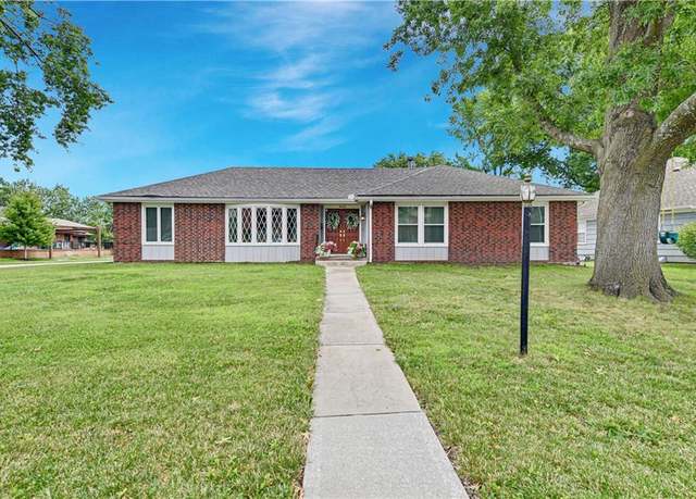 Property at 9601 Hadley Dr, Overland Park, KS 66212, 3 beds, 2 baths