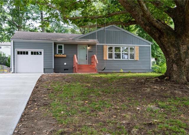Property at 6807 W 77th St, Overland Park, KS 66204, 3 beds, 1.5 baths