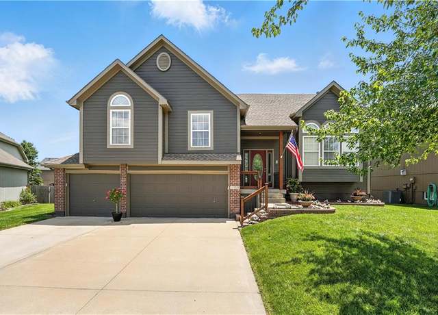 Property at 2353 SW Switchback Ct, Lee's Summit, MO 64082, 4 beds, 3 baths