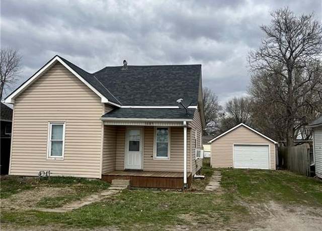 Property at 1605 Parkview Ave, St Joseph, MO 64504, 2 beds, 1 bath