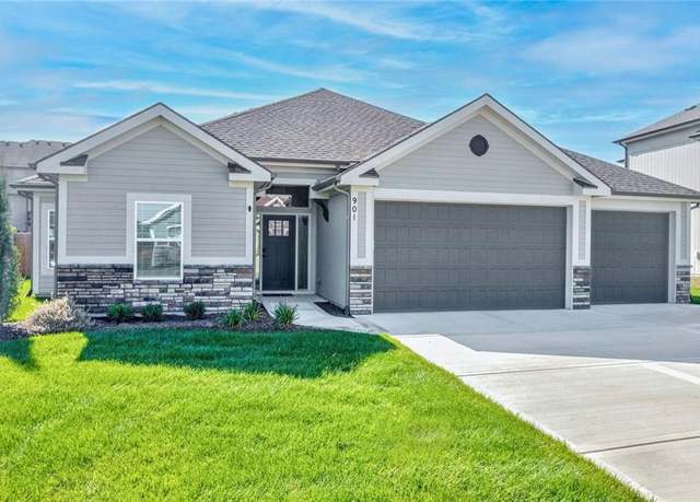 Property at 901 NW 94th Ter, Kansas City, MO 64155, 3 beds, 2 baths
