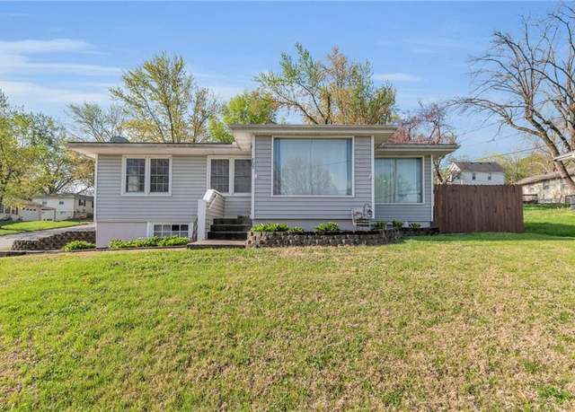 Property at 705 E Brasfield St, Smithville, MO 64089, 3 beds, 2 baths