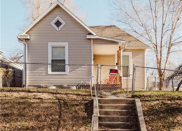 Property at 2423 S 17th St, St Joseph, MO 64503, 2 beds, 1 bath