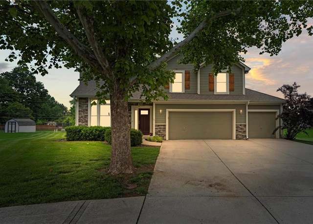 Property at 5773 Meadow Heights Dr, Shawnee, KS 66226, 4 beds, 3 baths