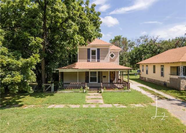 Property at 910 Illinois St, Neodesha, KS 66757, 4 beds, 2 baths