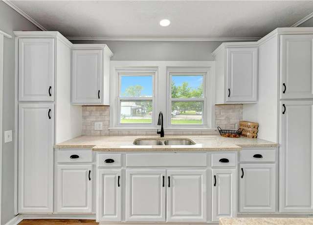 Property at 3655 Old Us-59 Hwy, Ottawa, KS 66067, 3 beds, 2 baths
