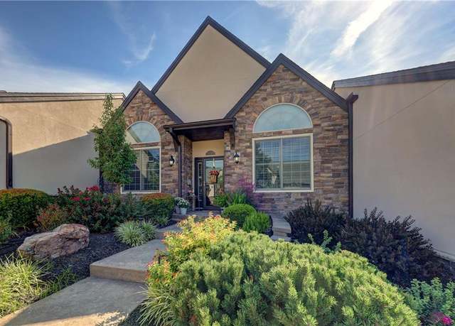 Property at 8130 W 131st Ct, Overland Park, KS 66213, 3 beds, 2 baths