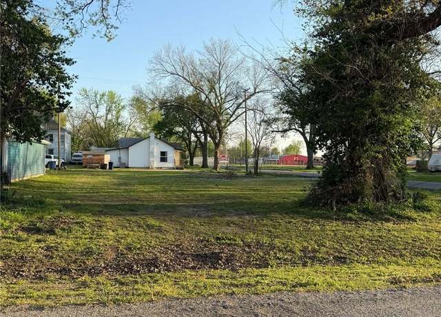 Property at 420 W Walnut St, Columbus, KS 66725