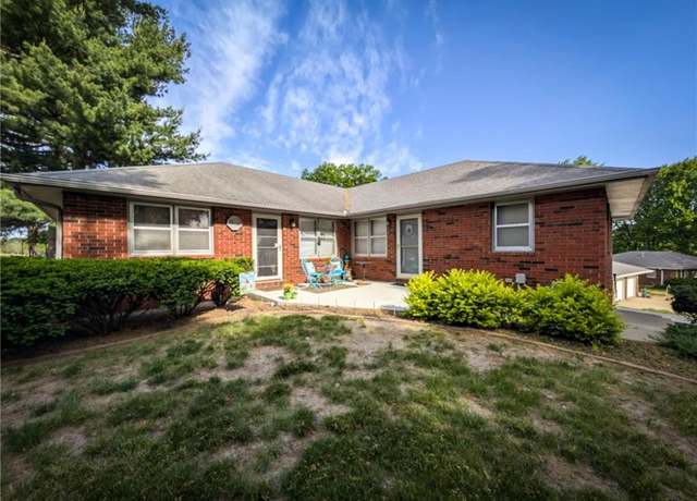 Property at 1618-1620 Wayne Dr, St Joseph, MO 64506, 4 beds, 3.5 baths