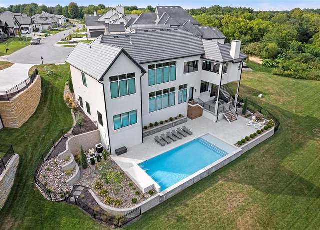 Property at 7390 N National Dr, Parkville, MO 64152, 5 beds, 5.5 baths