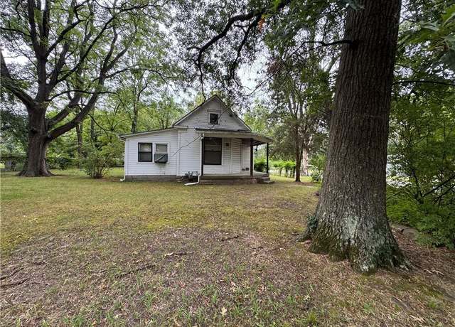 Property at 902 E 9th St, Pittsburg, KS 66762, 3 beds, 1 bath