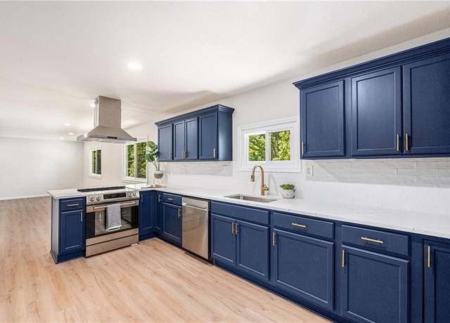 Property at 1040 NW South Shore Dr, Lake Waukomis, MO 64151, 4 beds, 2 baths