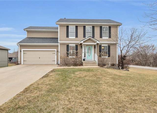 Property at 20720 W 226th St, Spring Hill, KS 66083, 4 beds, 2.5 baths