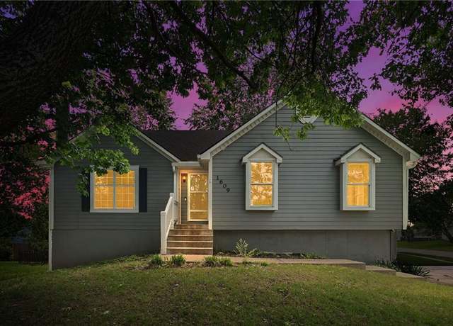 Property at 1609 NE Jade Ct, Lee's Summit, MO 64086, 4 beds, 2.5 baths