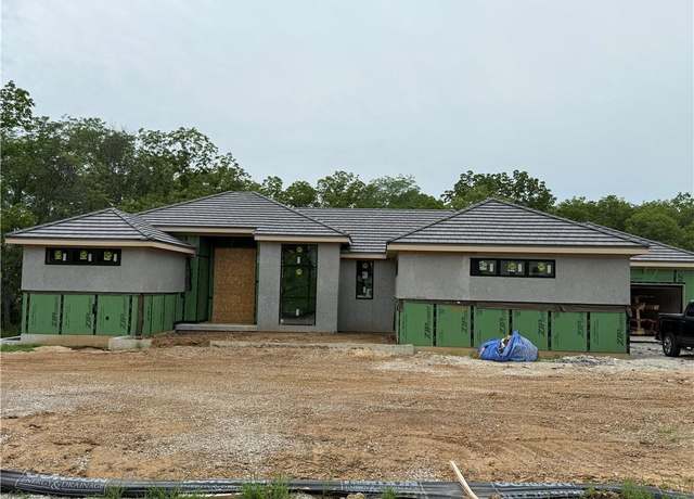 Property at 7410 NW Pampas Ln, Parkville, MO 64152, 4 beds, 3.5 baths