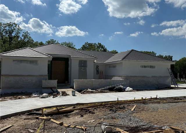 Property at 7410 NW Pampas Ln, Parkville, MO 64152, 4 beds, 3.5 baths